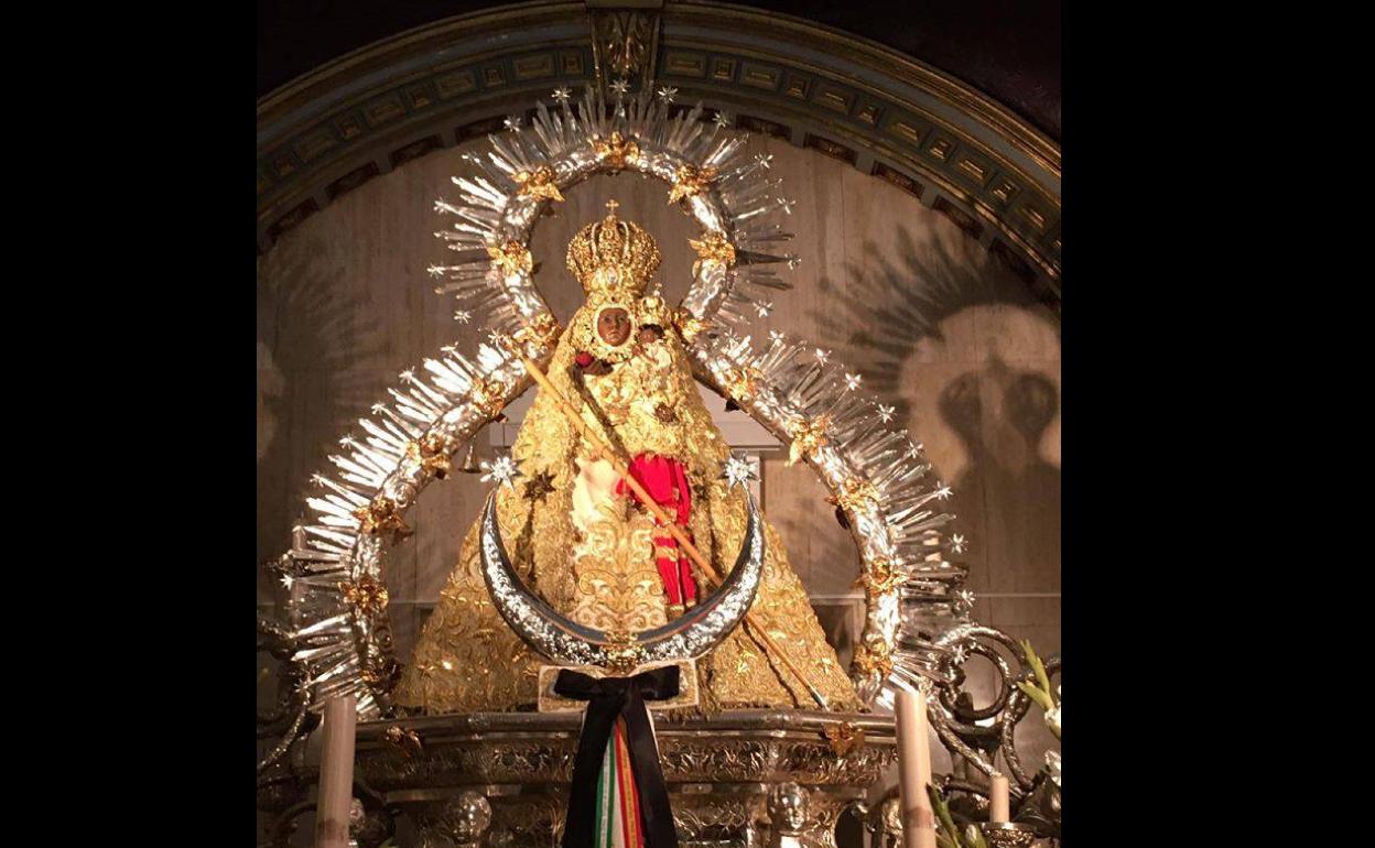 La cofradía matriz presenta a la Virgen de la Cabeza con el manto del centenario, en recuerdo a los fallecidos por la pandemia