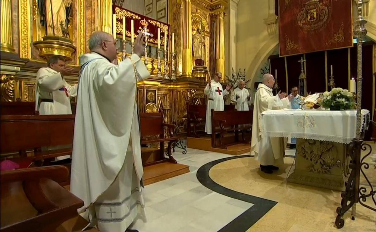 Instante en el que el vicario lee la bendición del Papa. 