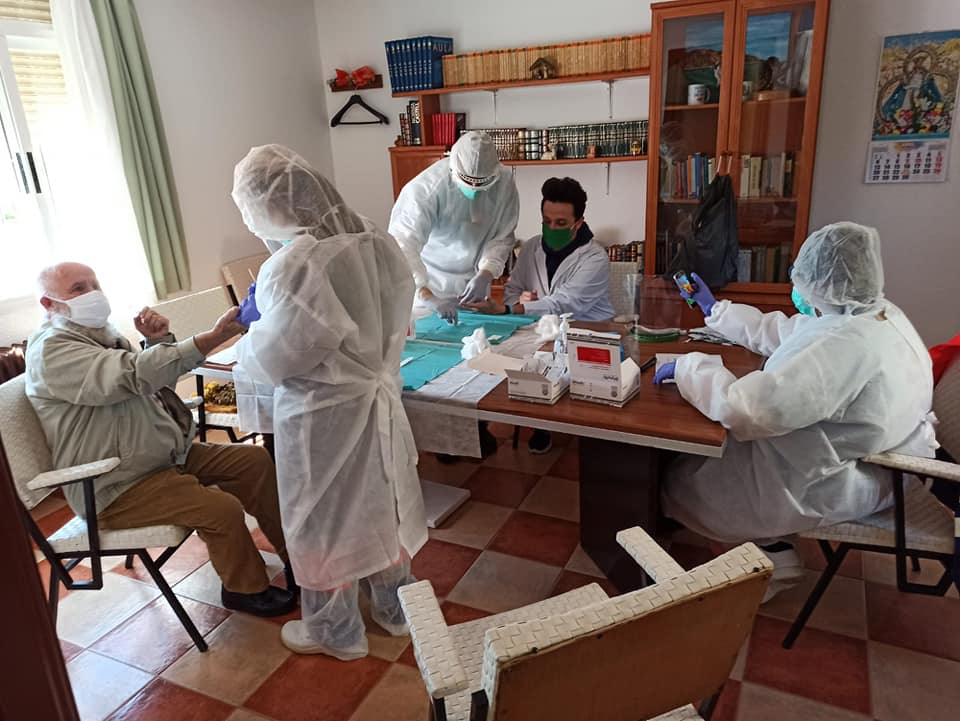 Profesionales del Centro de Acogida se someten a las pruebas de la Covid-19. 