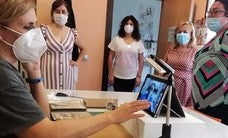 Monitoras que imparten talleres, contemplan las evoluciones de una compañarera en una clase. 