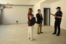 Josefa Lucas, Paco Huertas y el inspector-jefe de la Policía Local, Miguel Soria, en las instalaciones.