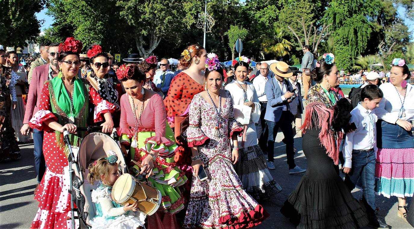 Mujeres ataviadas de 'gitana' acompañan a la Cofradía Matriz en la Recepción de Cofradías del Viernes de Romería. 