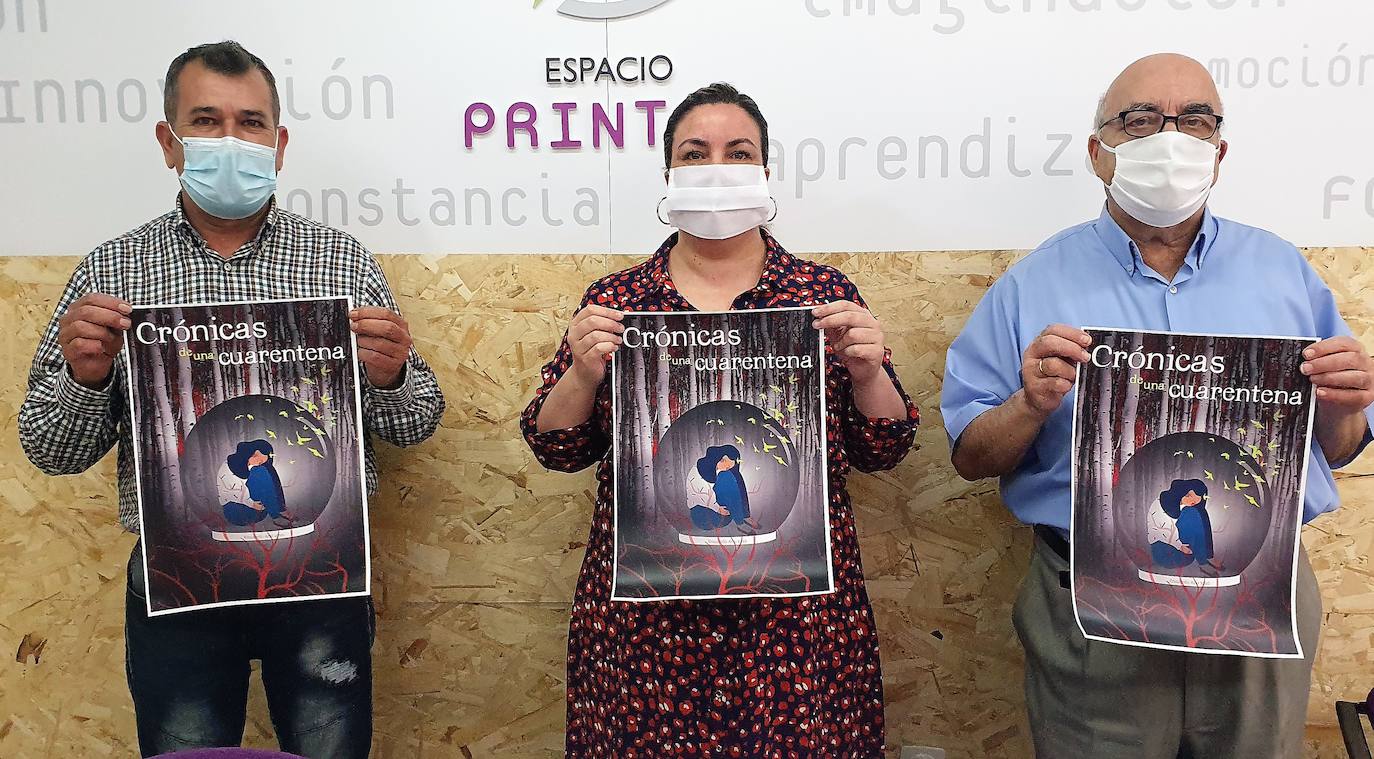 Francisco Fernández Patchy, Carmen Utrera y Pablo Utrera, posan con la que será la portada del libro, creada por Carmen. 