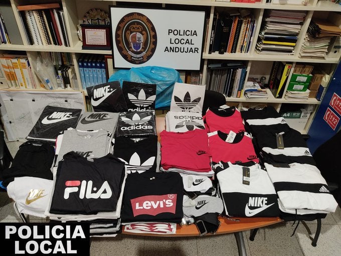 La Policía Local investiga un posible delito contra la propiedad industrial en Andújar