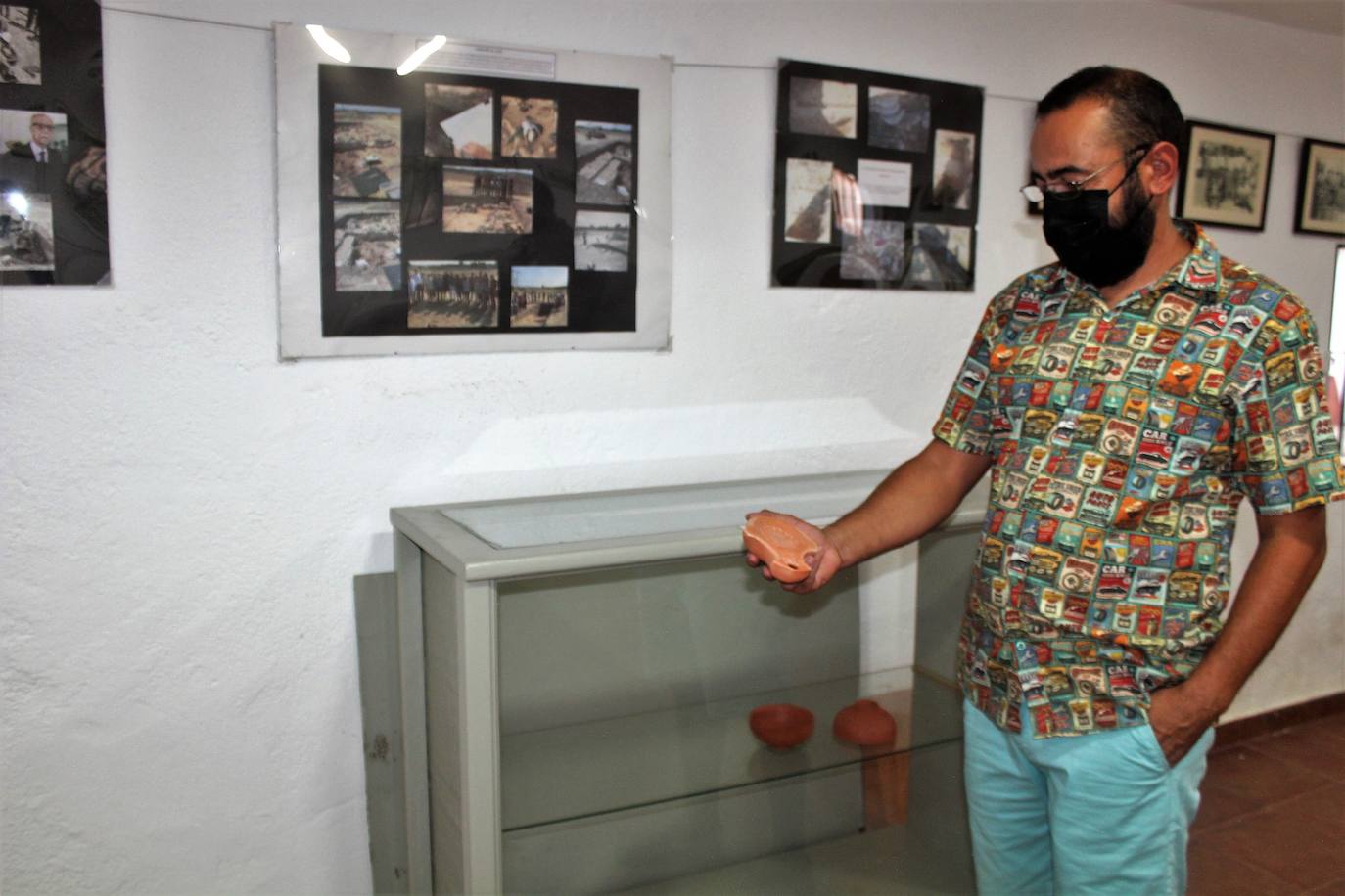 Francisco Carrillo muestra piezas de cerámica elaboradas en el taller organizado por su colectivo. 