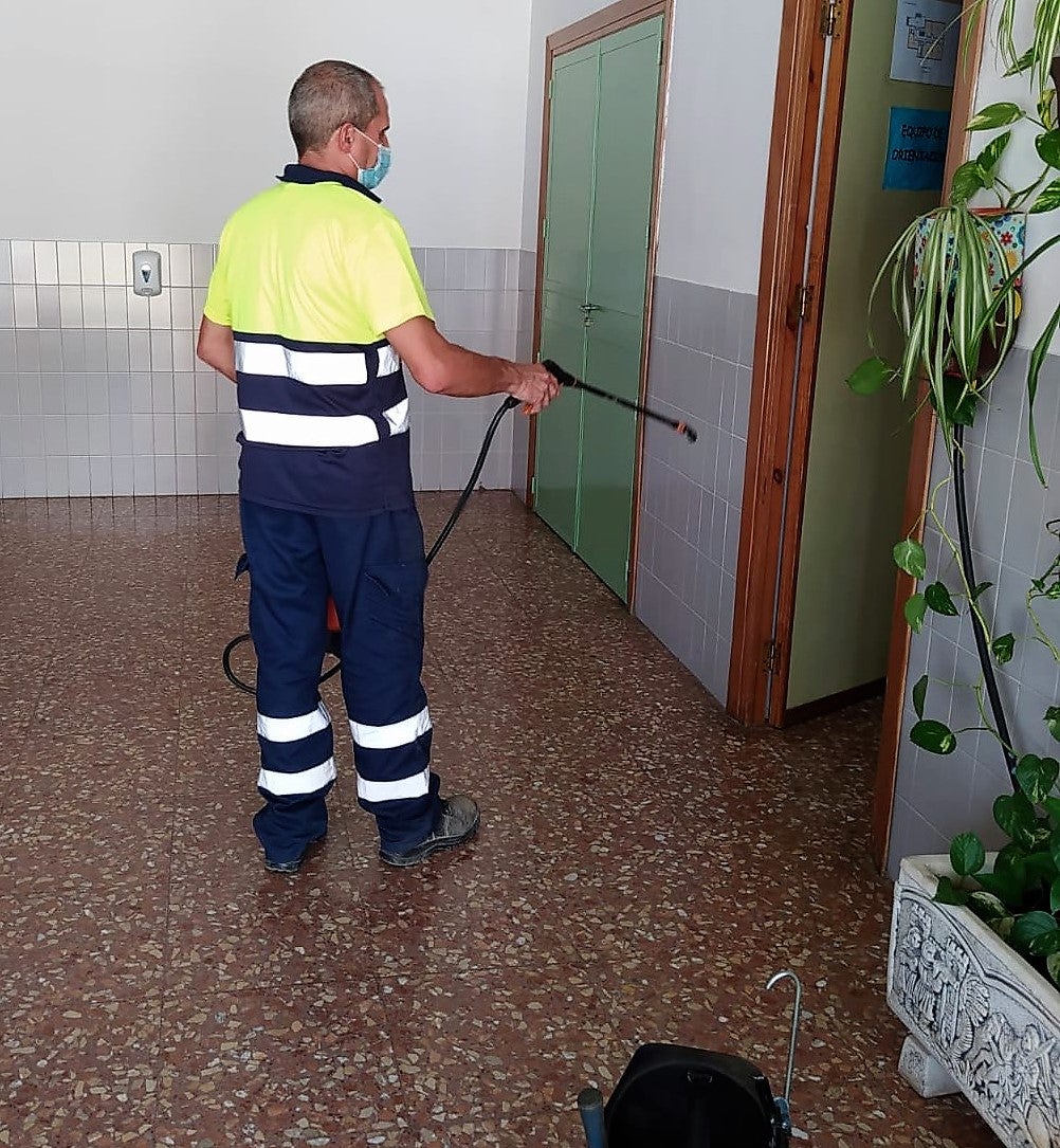Trabajos de desinfección en un colegio de la ciudad. 