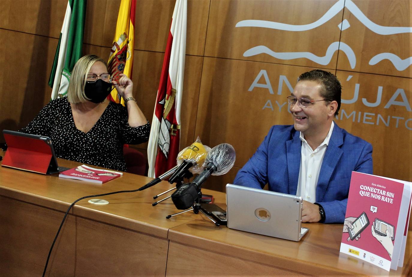 Josefa Jurado y Paco Huertas, ayer durante la presentación de la guía. 