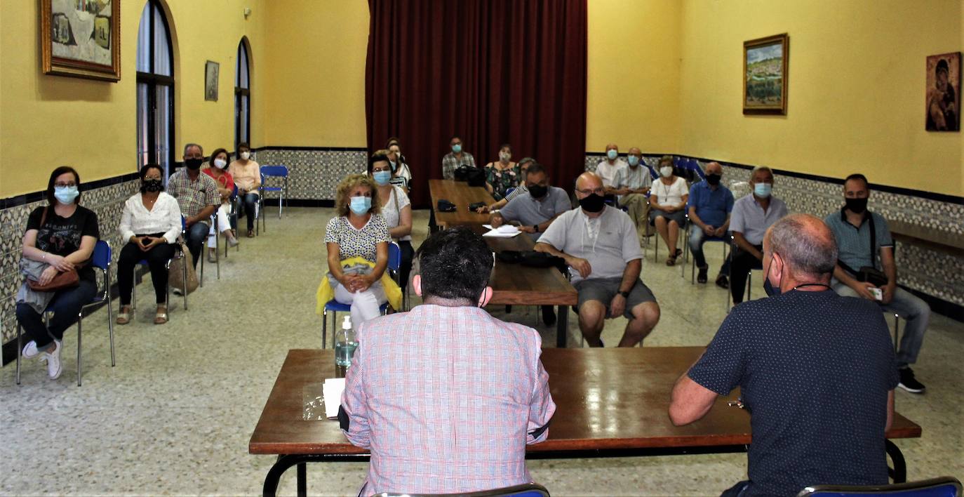 Reunión del voluntariado con los responsables del centro para ultimar las novedades de este año. J. C. González 