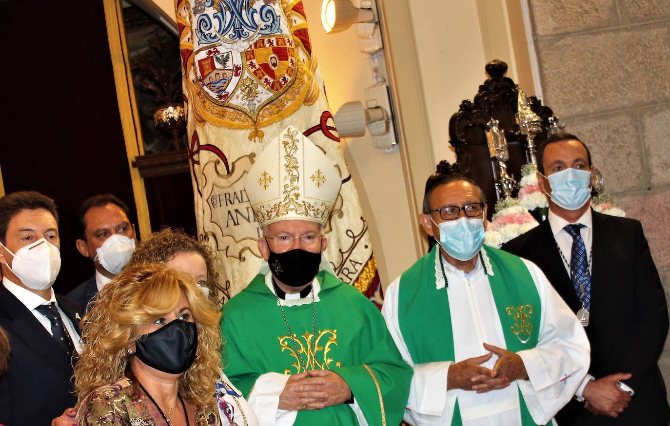 Amadeo Rodríguez, junto con el rector del Santuario, el padre trinitario Pascual Villegas, y miembros de la directiva de la Matriz, posan junto con la nueva bandera de la Cofradía. 