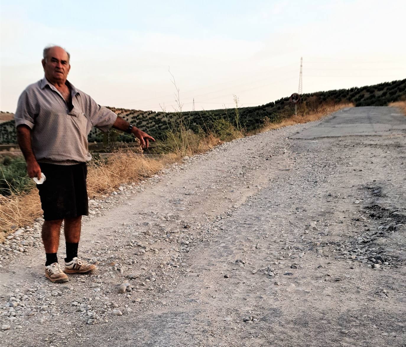 Bernardo Pérez enseña el deterioro del parte del trazado. 