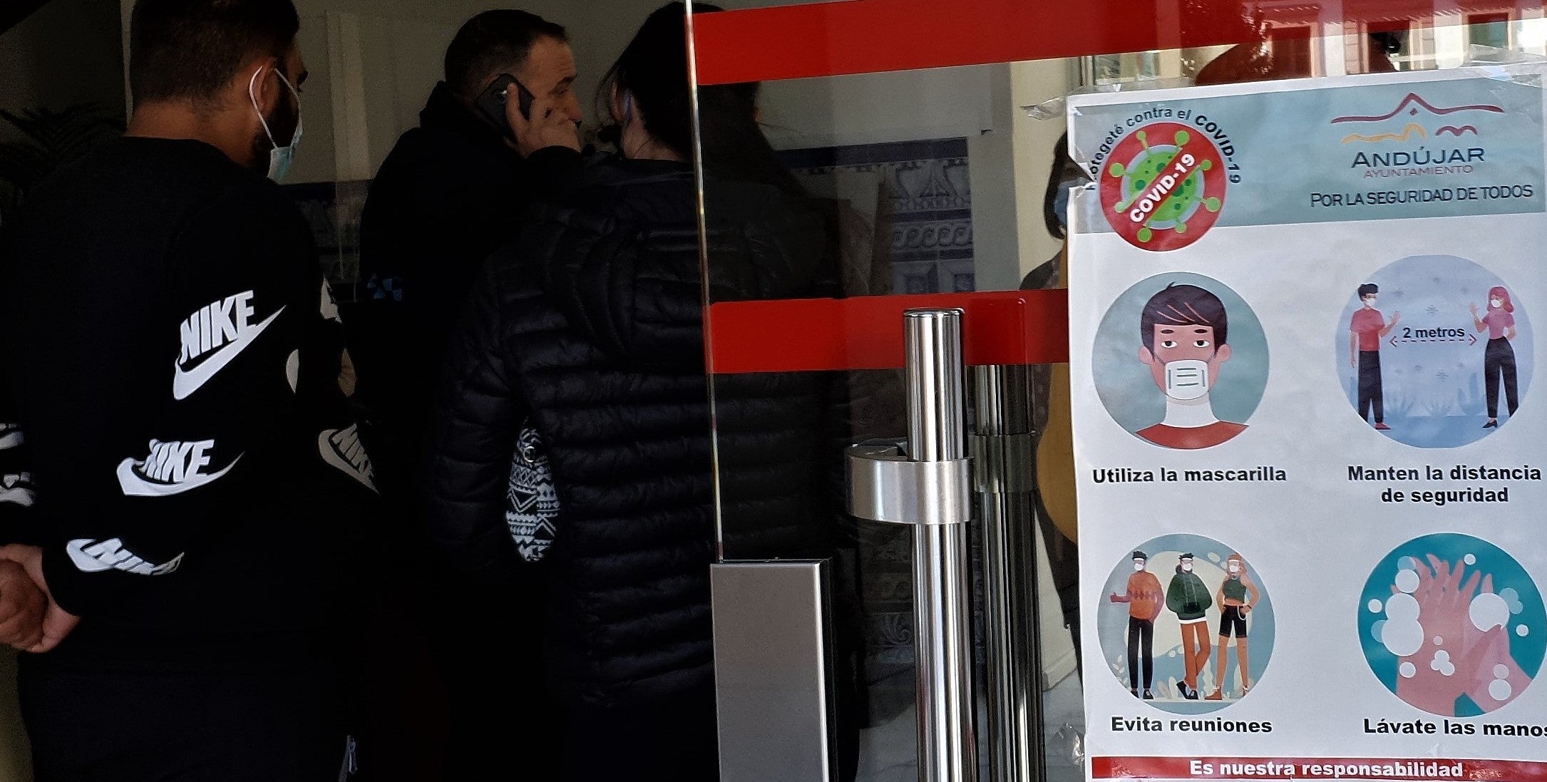 Medidas anti-covid a las puertas del Ayuntamiento. 