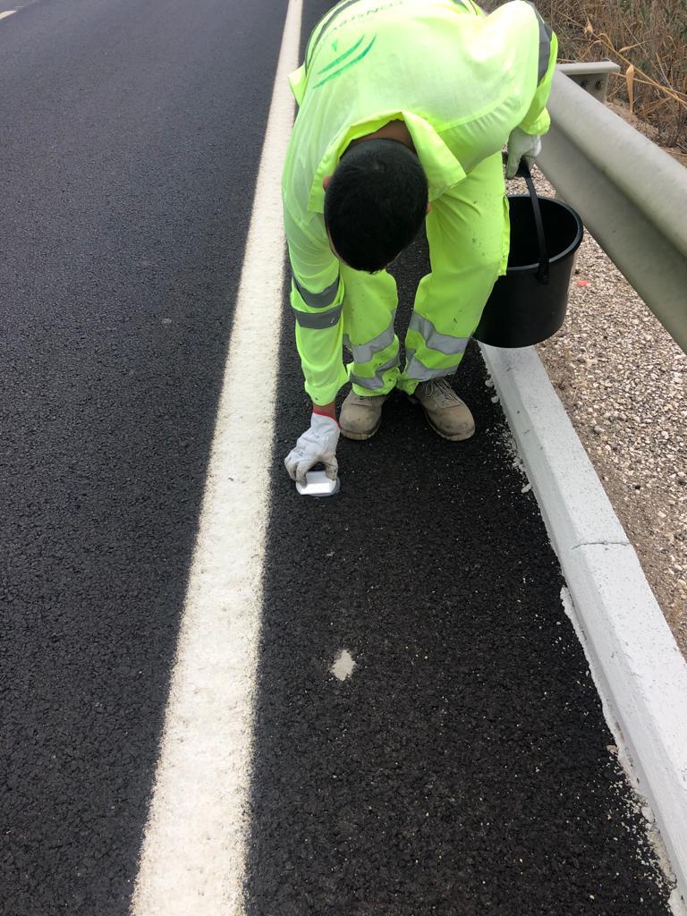 Instalación de captafaros en la carretera. 