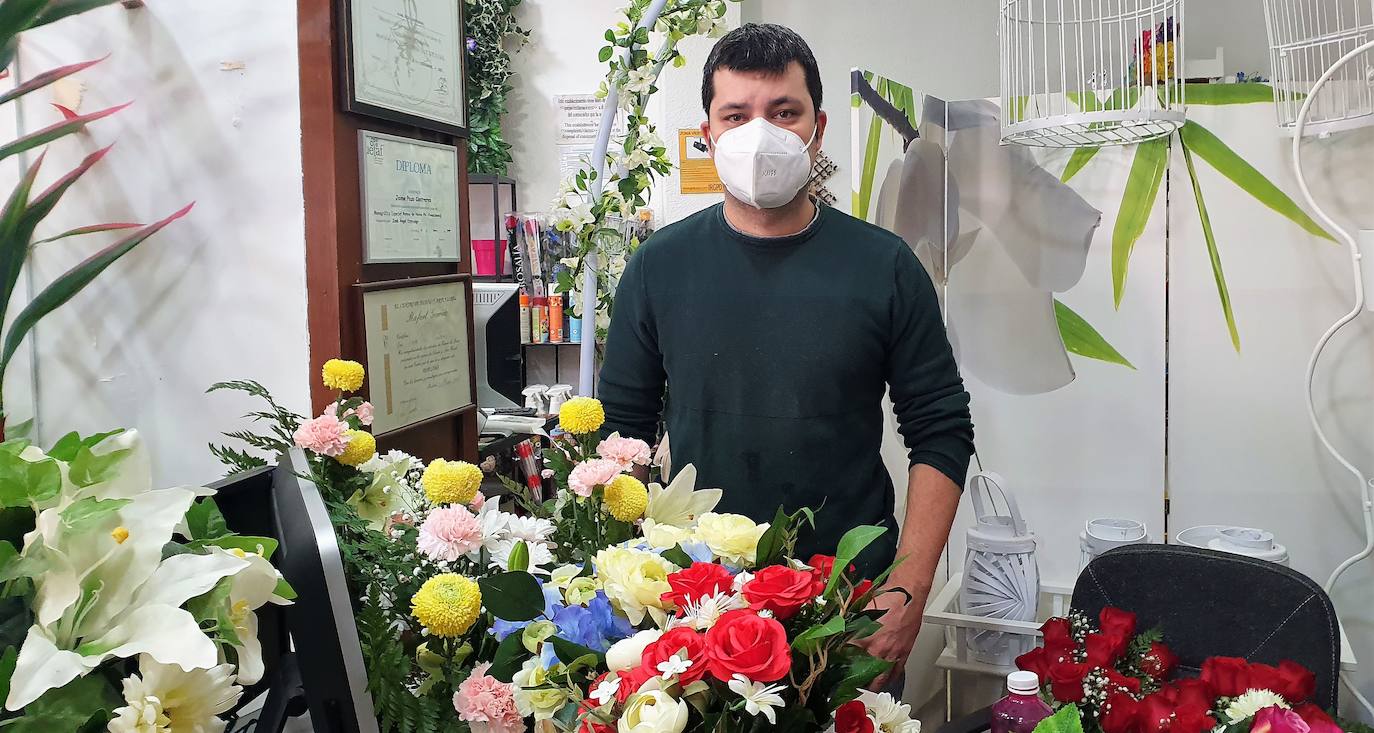 Jaime, en la floristería de la calle 12 de Agosto. 