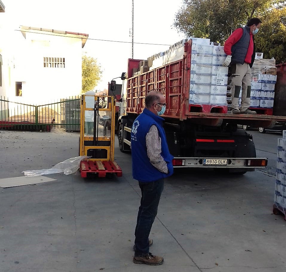 Alimentos que llevan a la asociación para ser repartidos. 