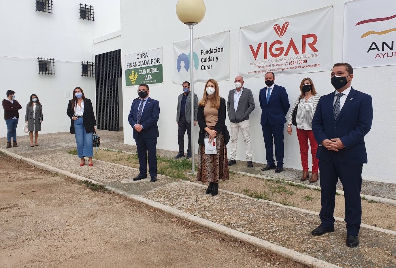 El alcalde, miembros del Gobierno local, de la Fundación Cuidar y Curar y de la Comunidad de los Padres Paúles, ayer en la visita. 