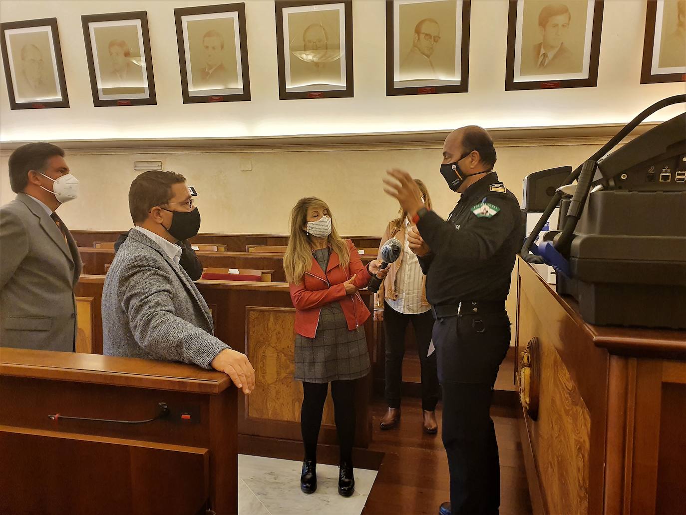 El jefe de la Policía Local explica los aparatos. 