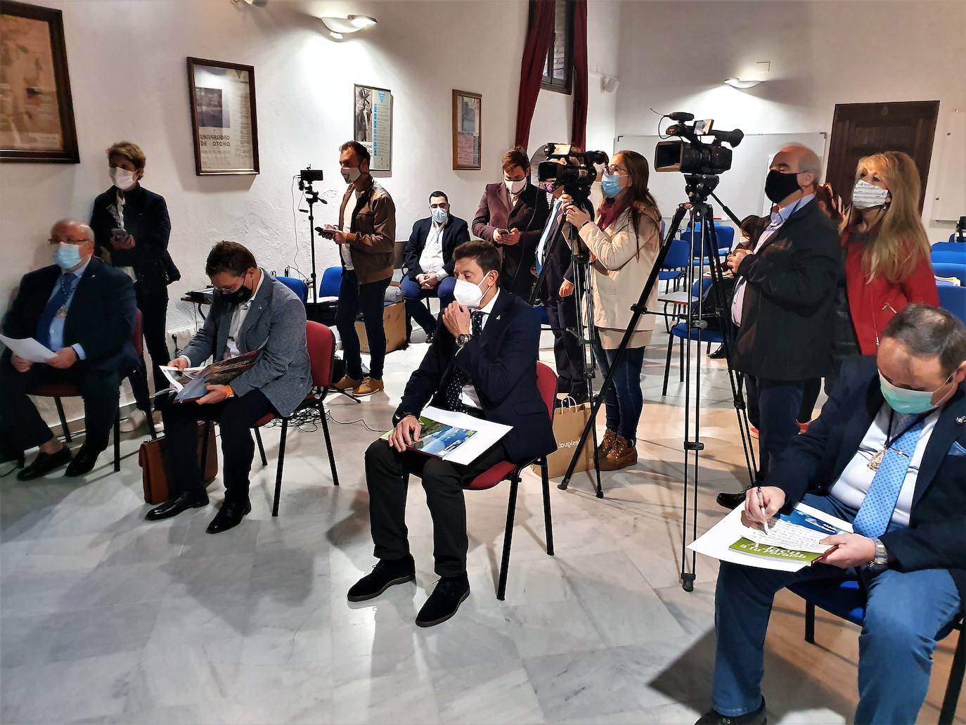 Autoridades y prensa en la presentación de Don Gome 