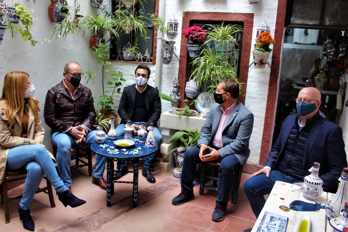 Pedro José López, Alfonso Vidal y Juan Marín presentaron la iniciativa en el patio de la casa de la alfarería de López, en presencia del alcalde, Paco Huertas y de la edil de Promoción, Alma Cámara 