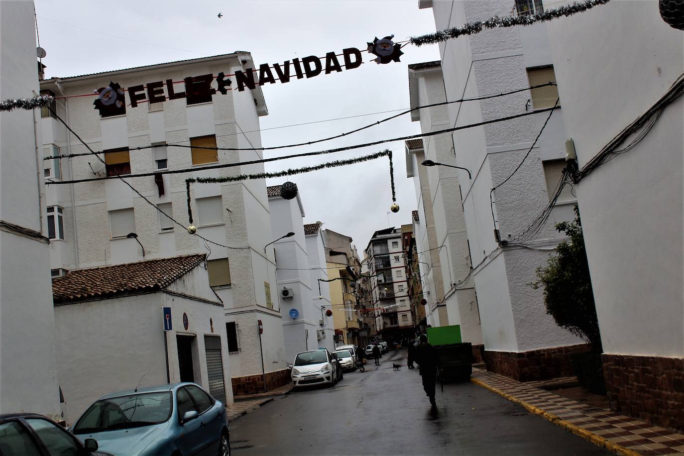 La vecindad de la barriada Virgen de la Cabeza ya ha engalanado sus calles. 