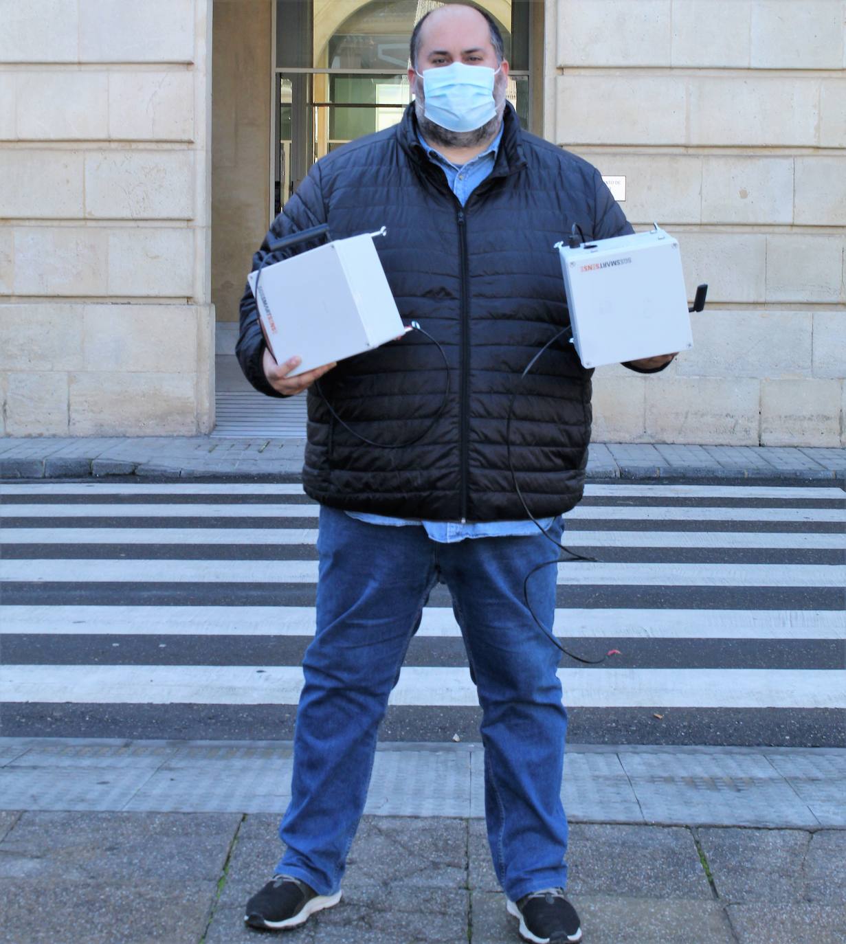 Cazalilla posa con los aparatos de medición. 