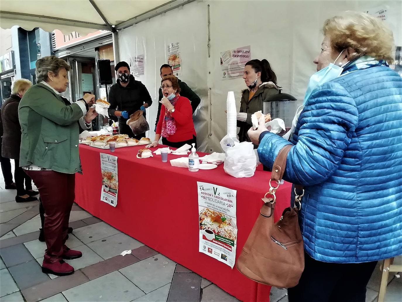 Responsables del Centro San Vicente de Paúl ofrecen el roscón de reyes y chocolate a la población. . 