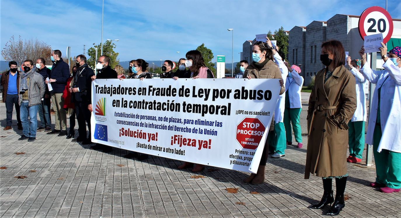 Los manifestantes portaron las pancartas donde expresaron sus protestas. 