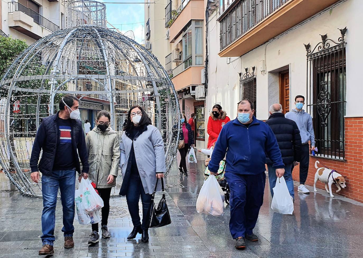 Negocios, actos y ornamentos aspiran a sacar del ostracismo a la mítica calle San Francisco