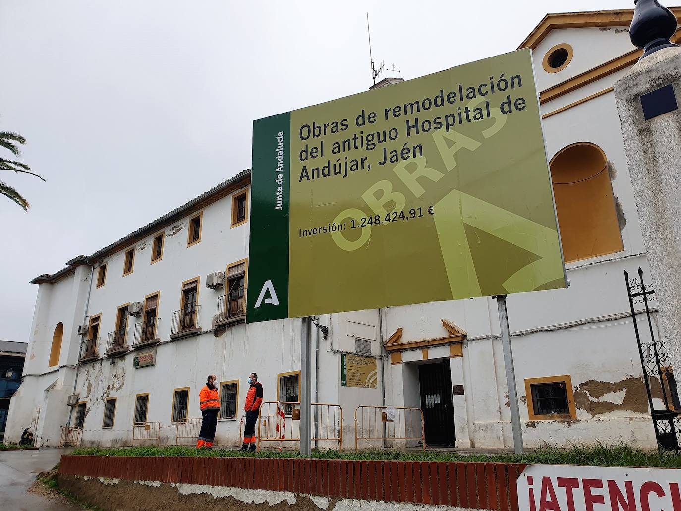 El cartel anuncia los trabajos inminentes de reforma. 