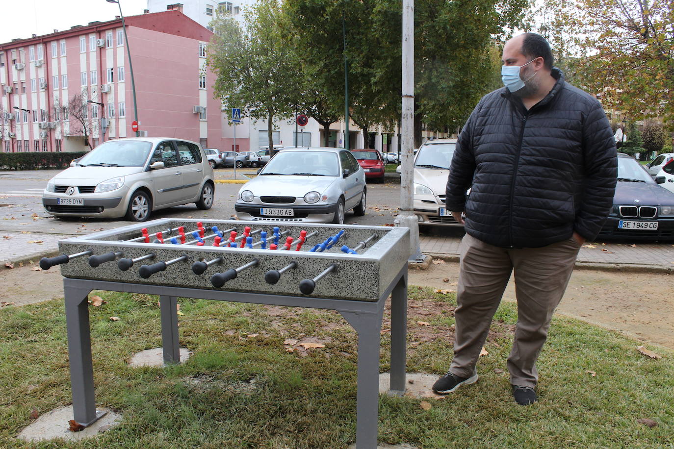 Juan Francisco Cazalilla en un parque del Polígono objeto de remodelación. 