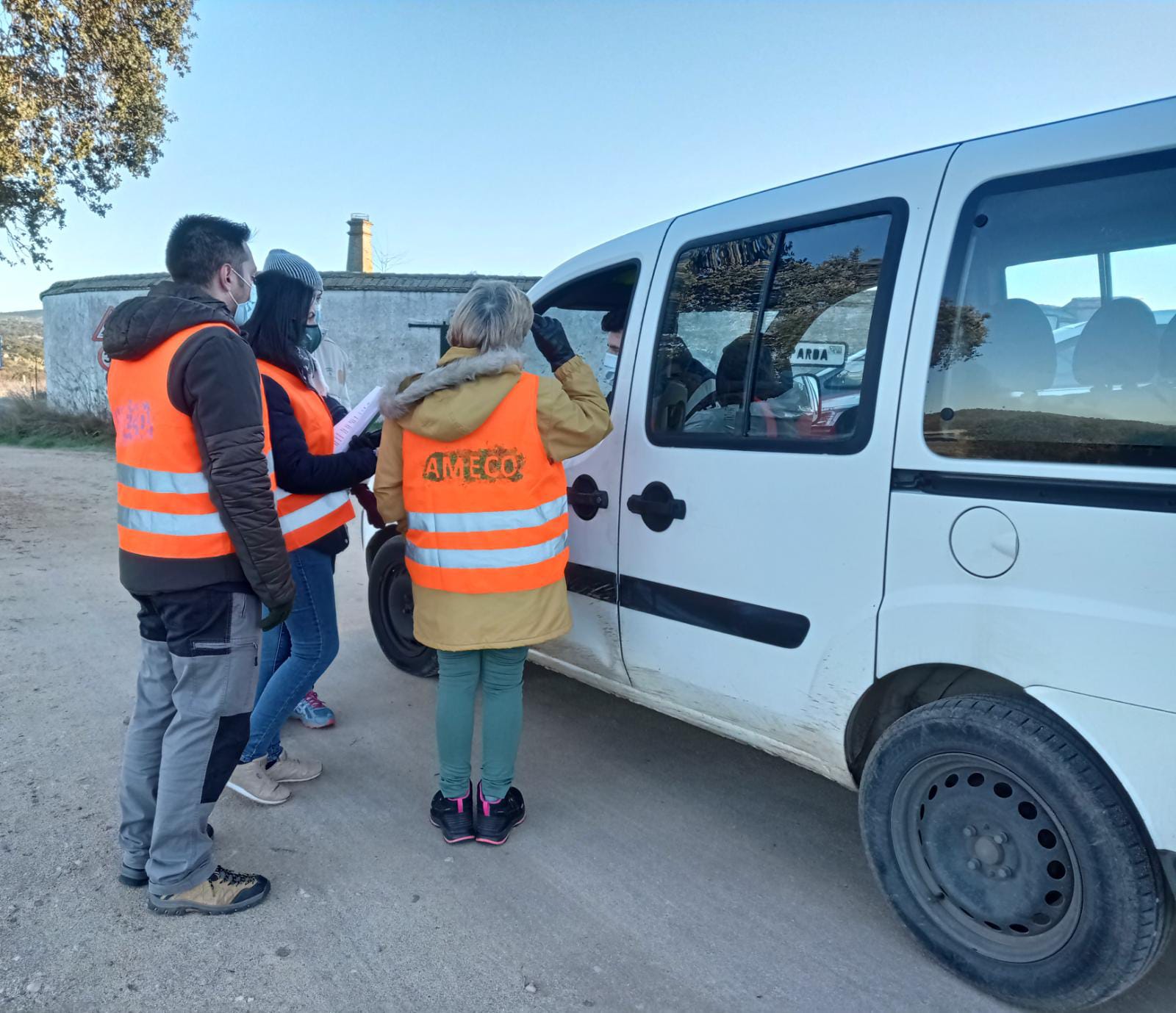 Voluntarios de Ameco informan a los conductores 