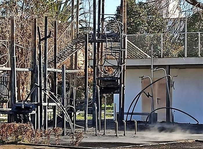 Juego infantil que quedó calcinado el pasado sábado. 