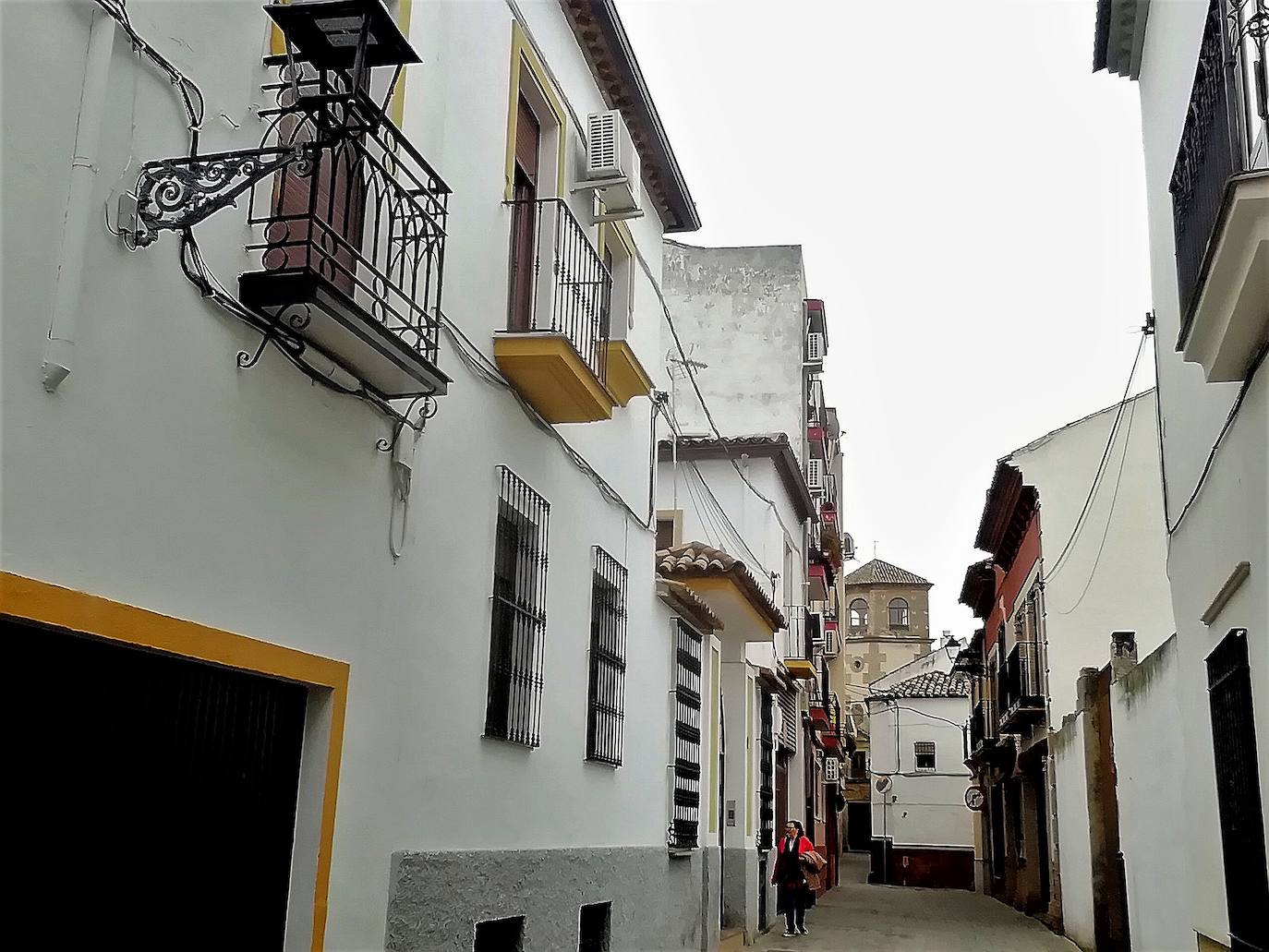 Con esta fórmula se está procediendo a zonas del casco antiguo que estaban a oscuras, como la calle Alférez Moreno, en la imagen. 