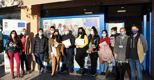 Alumnos reciben sus diplomas en uno de los cursos. 