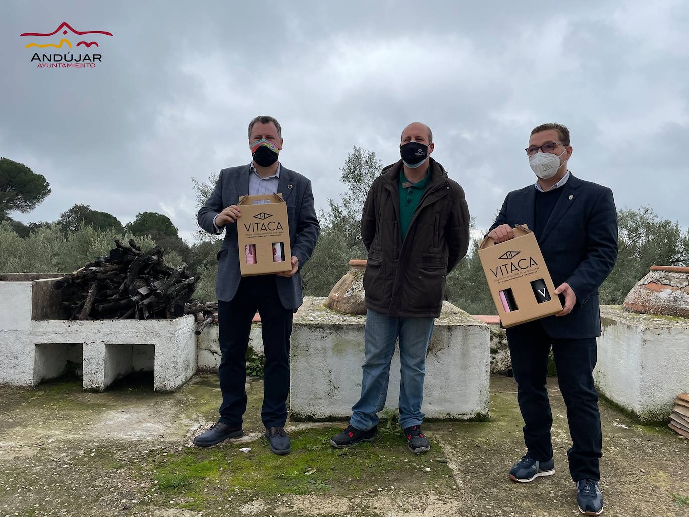 Pedro Bruno, José Luis Navarro y Paco Huertas con los vinos en la finca. 