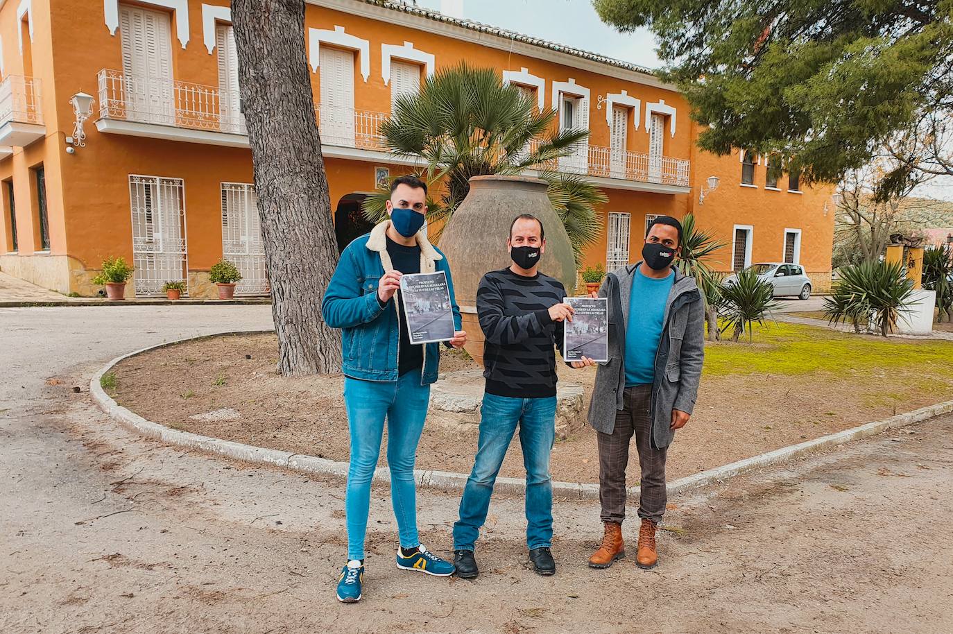 Los promotores de esta iniciativa cultural posan con los carteles. 