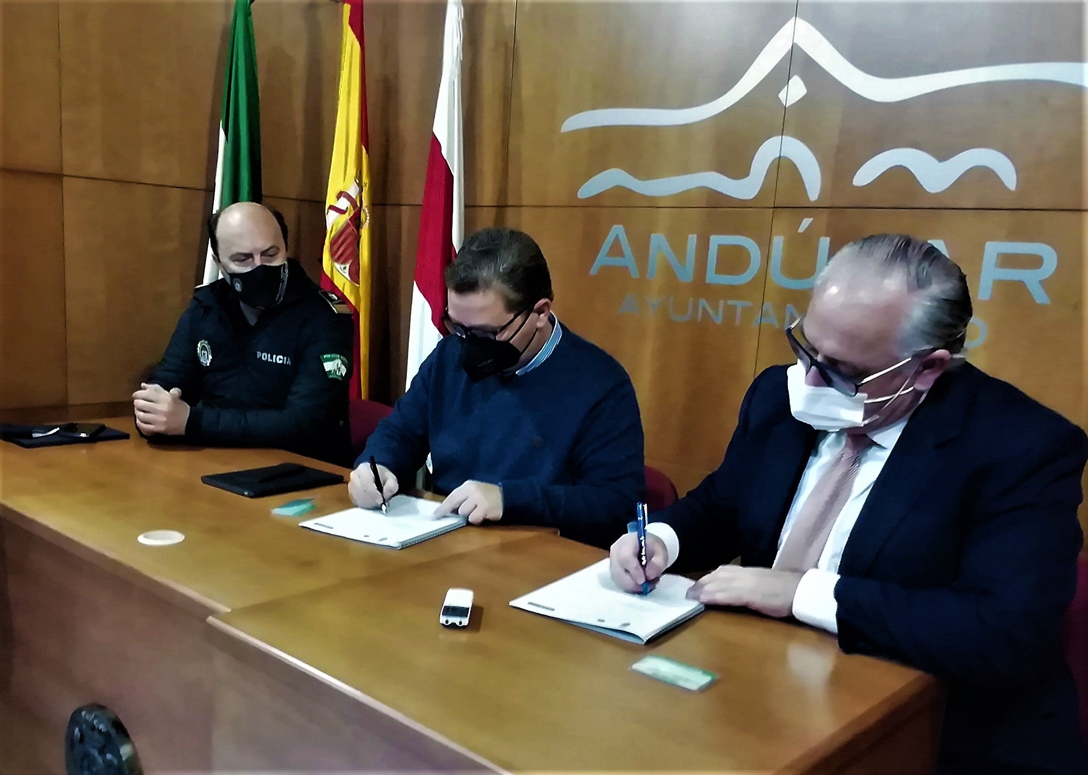 Jesús Estrella y el alcalde firman el acuerdo en presencia del inspector jefe de la Policía Local. 