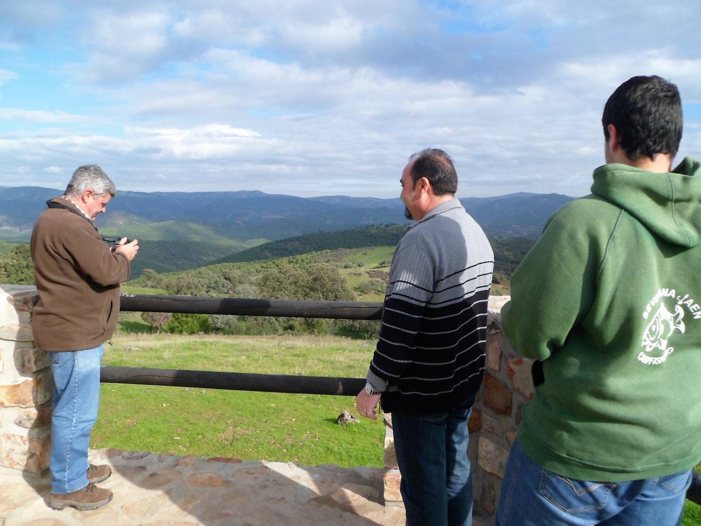 Visitantes captan instantáneas de la sierra desde un mirador. 