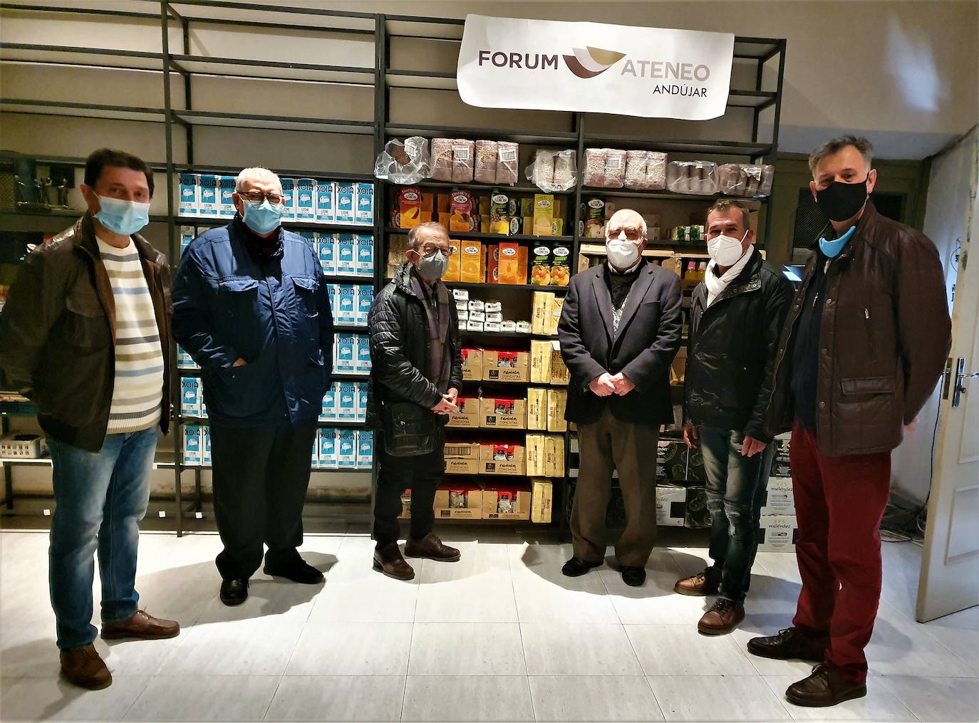 Miembros del Foro Ateneo, de Cáritas y Betania posan con los alimentos donados por el grupo Piña. J. C. G. 
