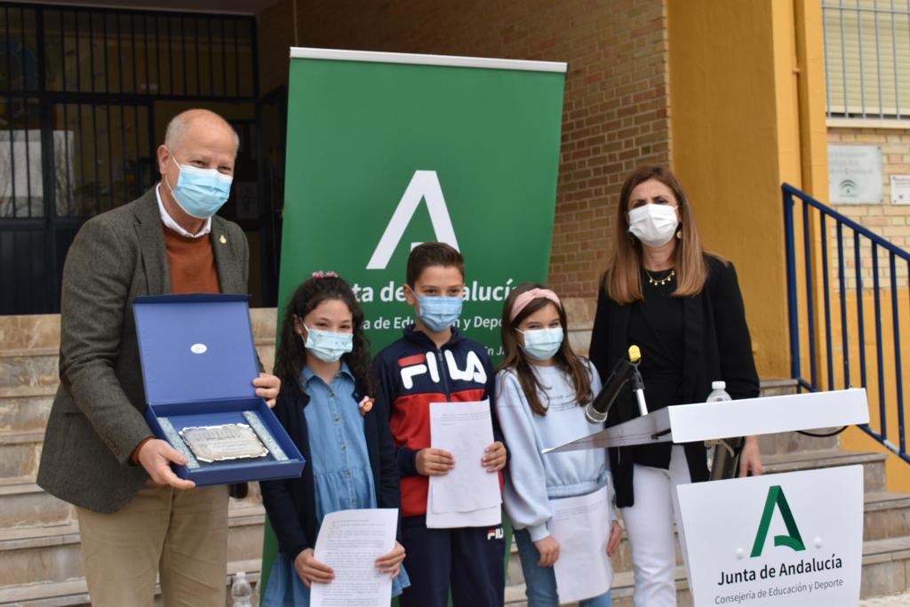 El consejero ha visitado hoy la localidad de Porcuna y ha conocido el colegio Juan Carlos I. 