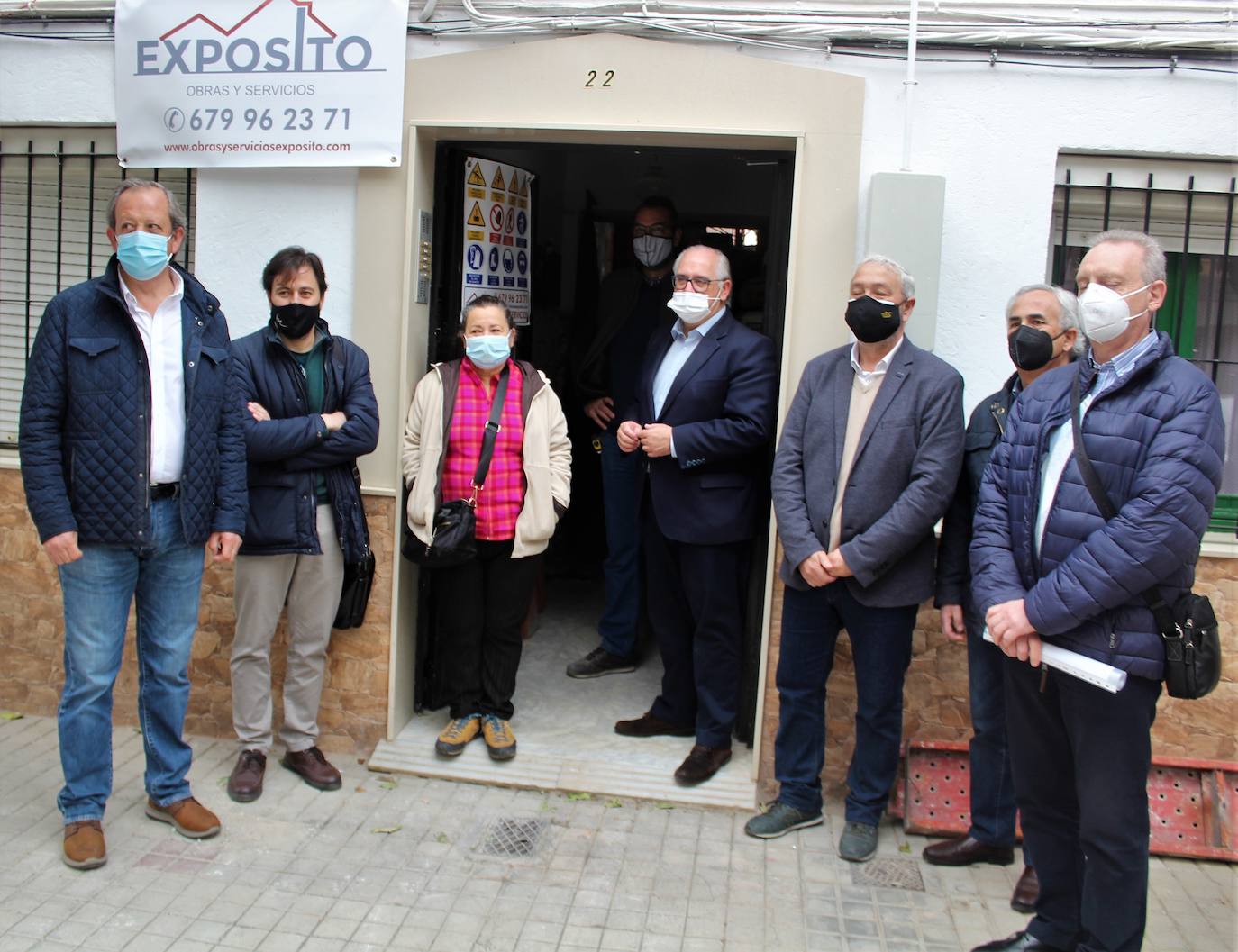 Jesús Estrella, junto con Rosario, ediles de la Corporación, técnicos de la consejería y miembros de la empresa constructora. 