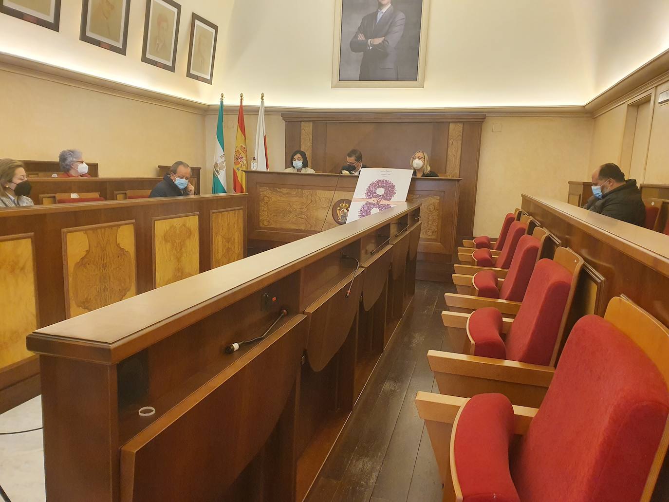 El alcalde, portavoces de los grupos políticos y colectivos de mujeres han participado en la lectura del manifiesto de esta esta mañana en el salón de plenos. 