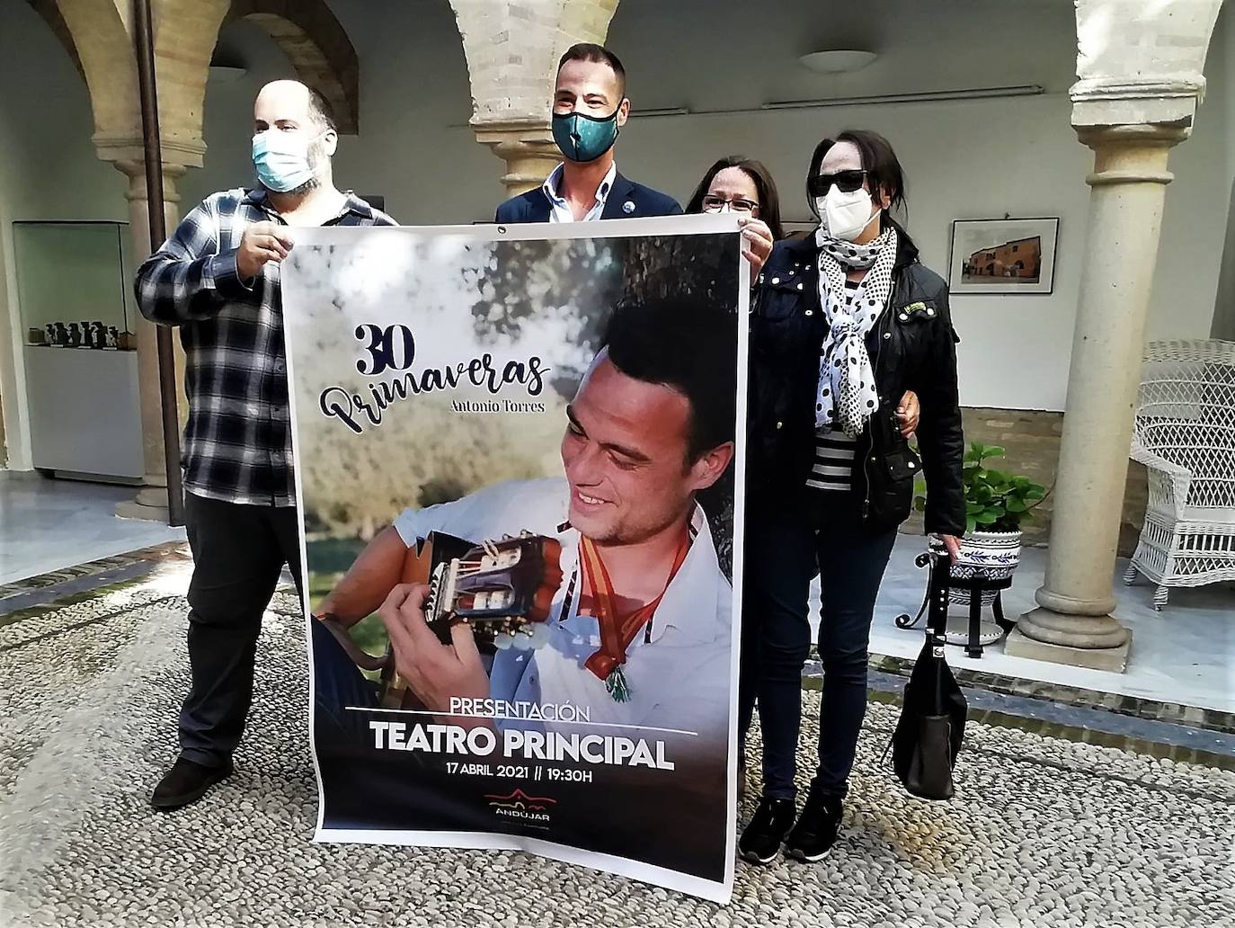 Juan Francisco Cazalilla, Amtonio Torres junto con la tía y la madre del artistas, sujetan el cartel que anuncian la presentación del trabajo. 