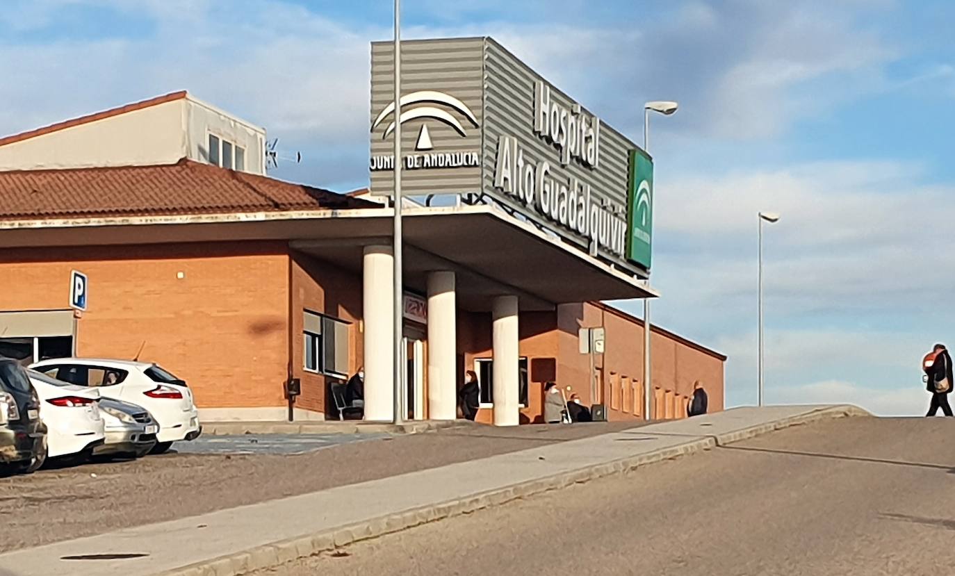 El PSOE denuncia la falta de dermatólogos y oftalmólogos en el hospital comarcal