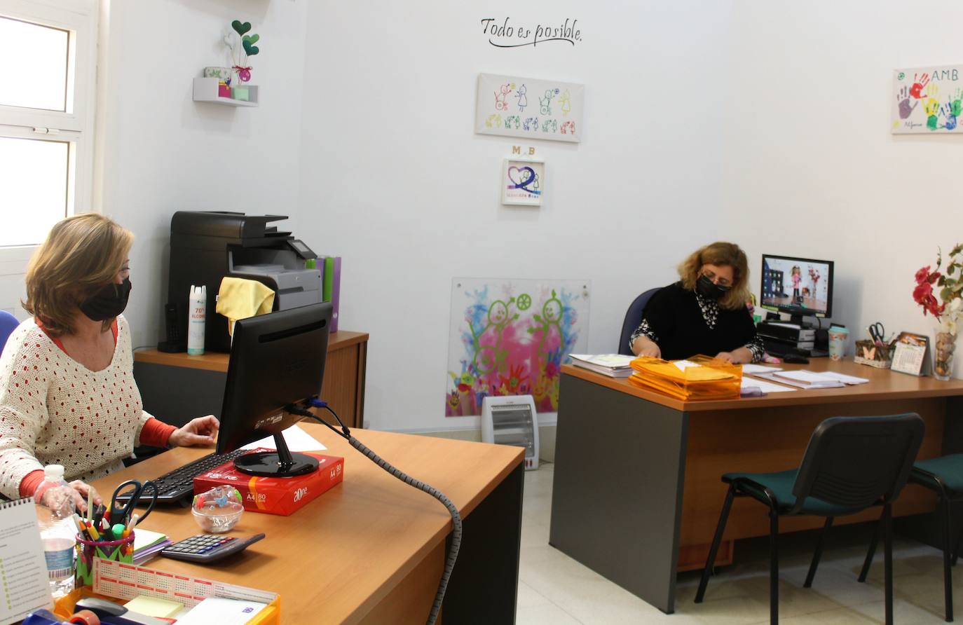 Joaqui y Lola, en su despacho del Centro Municipal de Iniciativas Sociales. 