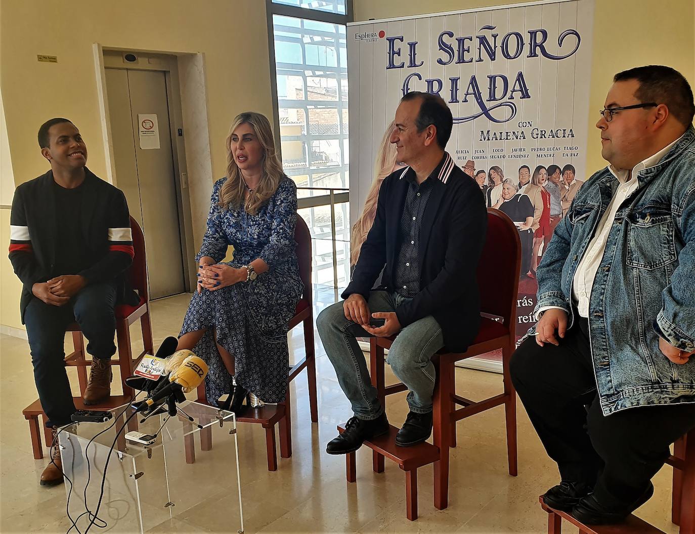 Malena Gracia, con los responsables del grupo, ayer durante su rueda de prensa en el Teatro Principal. 