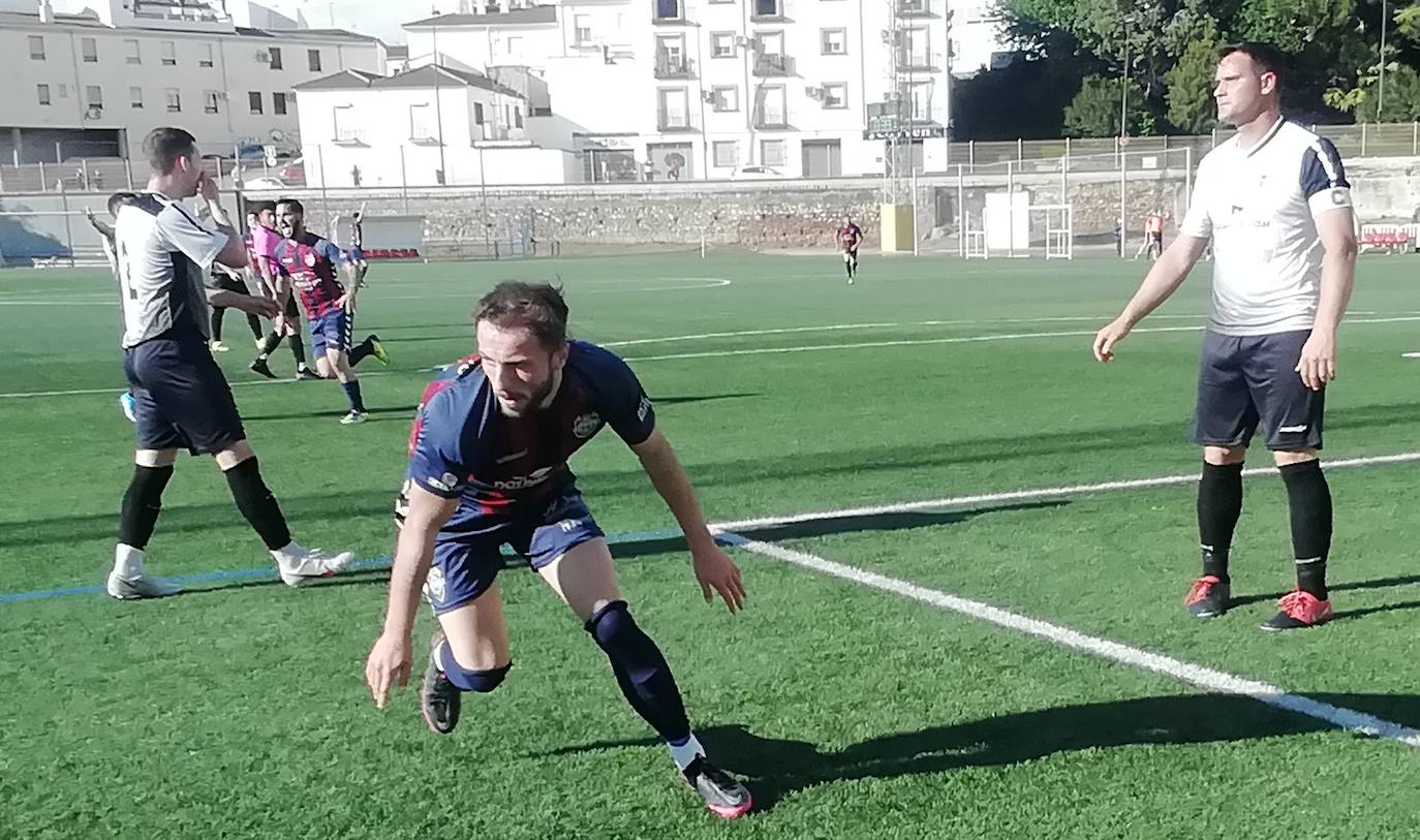 Soto celebra su gol antes de la lesión en el hombro. 