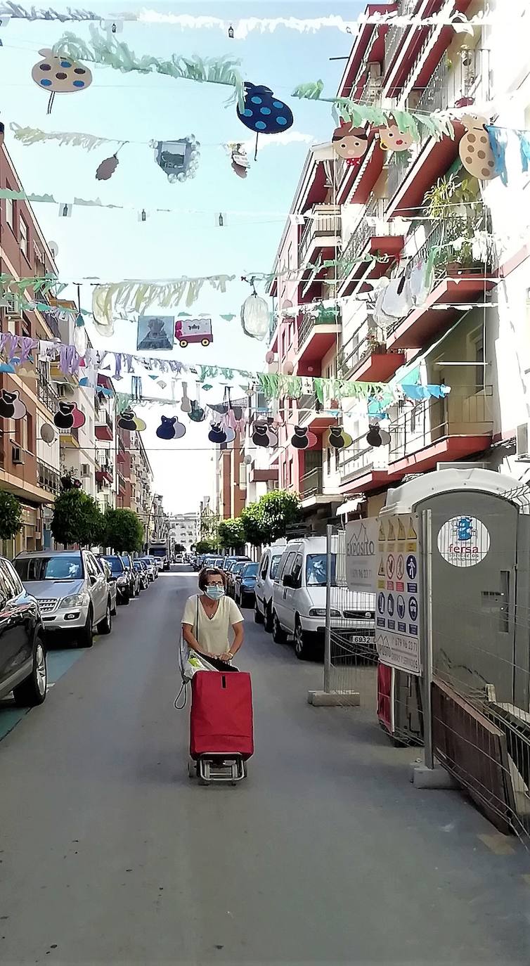 Calle Miguel de Cervantes engalanada con adornos romeros. 