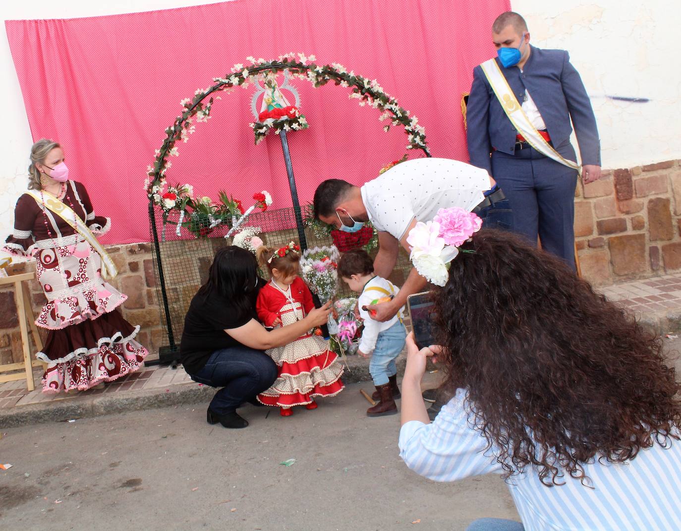 Ofrenda floral en la barriada Virgen de la Cabeza. 