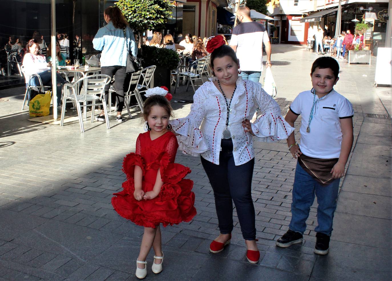 Unos niños ataviados con los trajes de romeros ayer jueves por la tarde en la calle 12 de Agosto. 
