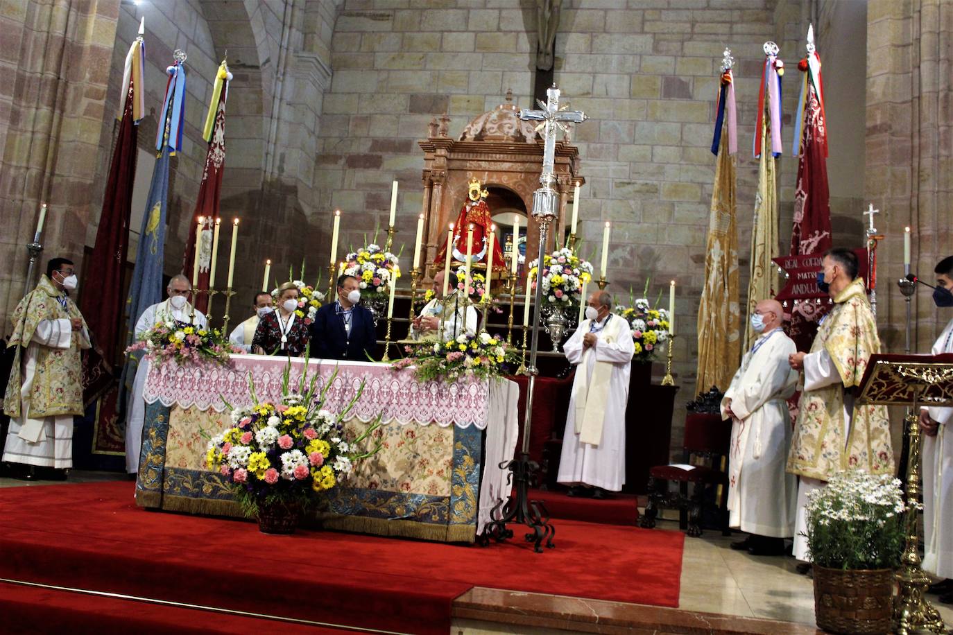 Isabe y Antonio al final de la Eucaristía en el altar de la parroquia de San Bartolomé. 